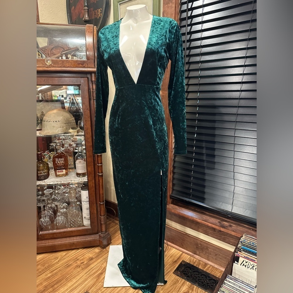 NWOT FOREVER 21 Hunter green crash velvet deed Vneck maxi dress. Leg side split